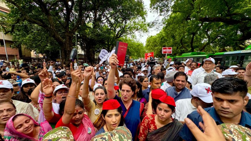 बिहार मतदाता सूची संशोधन के विरोध में विपक्ष का संसद से चुनाव आयोग तक मार्च, पुलिस ने रोका, कई नेता हिरासत में