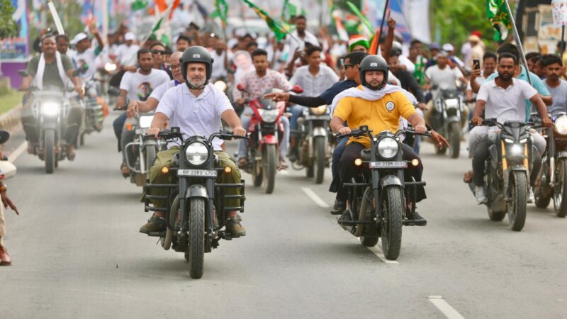 राहुल गांधी की वोट अधिकार यात्रा का आठवां दिन: पूर्णिया में बुलेट चला कर यात्रा पर निकले राहुल गाँधी