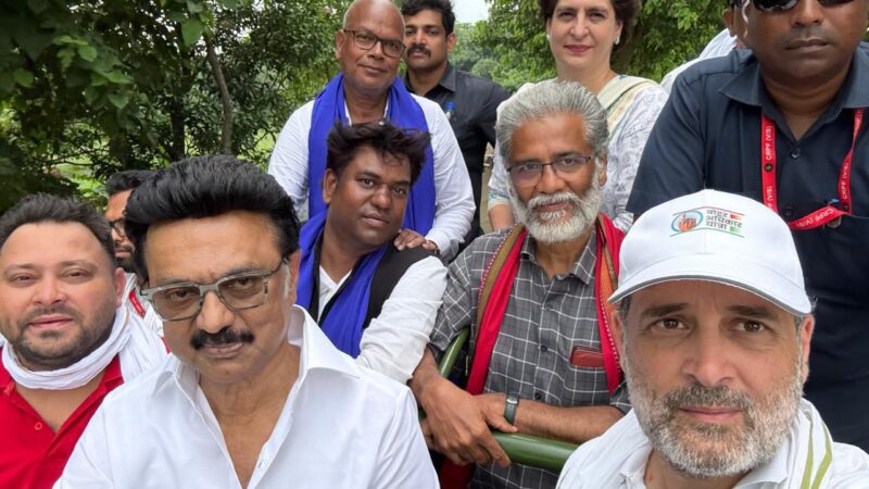 मुजफ्फरपुर में राहुल गांधी का हमला: मोदी सरकार पर वोट चोरी और अमेरिकी दबाव में युद्धविराम का आरोप