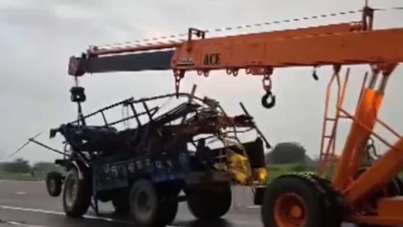 बुलंदशहर में दर्दनाक सड़क हादसा: श्रद्धालुओं से भरी ट्रैक्टर-ट्रॉली को कंटेनर ने मारी टक्कर, 8 की मौत, 50 घायल