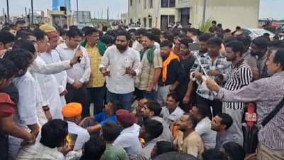 मेरठ: टोल प्लाजा पर सेना के जवान से मारपीट के विरोध में ग्रामीणों का बवाल, तोड़फोड़ और धरना