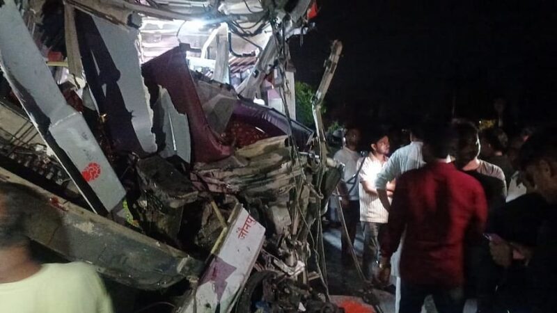 वाराणसी से शाहगंज जा रही बस की ट्रक में भीषण भिड़ंत, चार की मौत, कई घायल