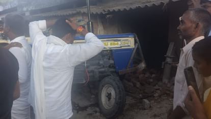 हादसे में चाचा-भतीजे की मौत, ट्रैक्टर-ट्राली घुसा घर के बरामदे में