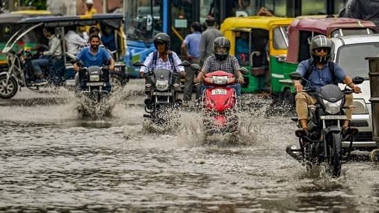 दिल्ली-NCR में तड़के मूसलधार बारिश, कालकाजी में पेड़ गिरने से बाइक सवार की मौत