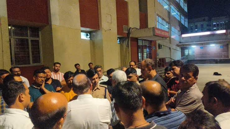 जमीन केस हारने के बाद बुजुर्ग ने तहसील परिसर में खुद को आग लगाई, 50% जले, BHU ट्रॉमा सेंटर में भर्ती