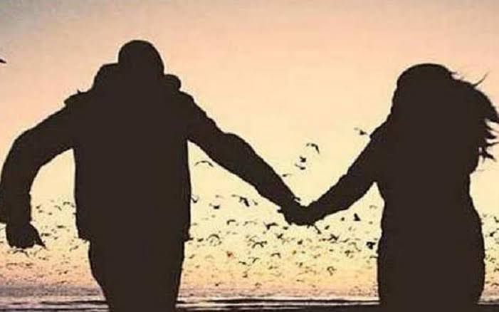 निकाह देखने गई थी, प्रेम में पड़ गई: 42 वर्षीय महिला 18 वर्षीय युवक संग रहने की जिद पर अड़ी, पति-बच्चे कर रहे मनुहार