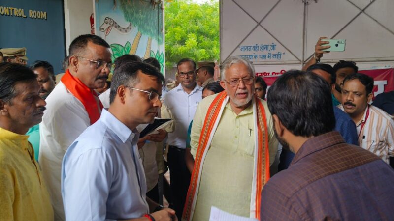 प्रभारी मंत्री ने बाढ़ क्षेत्र का किया तूफानी दौरा, राहत सामग्री भी बांटी