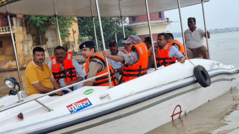 महापौर के साथ जिलाधिकारी ने बाढ़ प्रभावित क्षेत्र का तूफानी दौरा किया