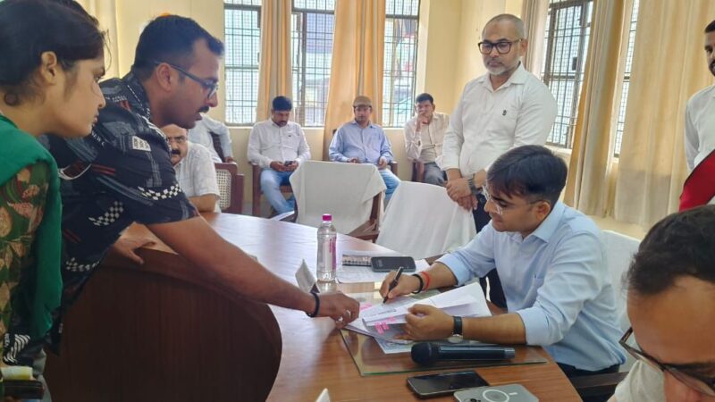 संपूर्ण समाधान दिवस का आयोजन, जिलाधिकारी ने शिकायतों का निस्तारण मौके पर जाकर करने का दिया निर्देश