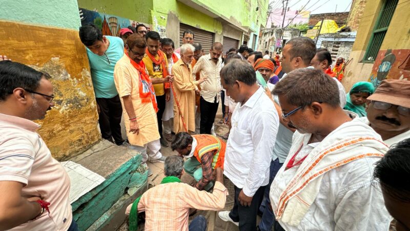 प्रहलादघाट वार्ड में विधायक ने किया प्रवास, भ्रमण में मिली शिकायतें दूर करने का दिया निर्देश