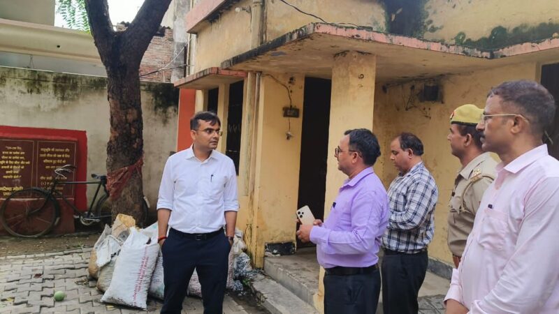 जिलाधिकारी ने विकासखंड चिरईगांव का किया औचक निरीक्षण, साफ-सफाई नहीं होने पर जतायी कड़ी नाराजगी