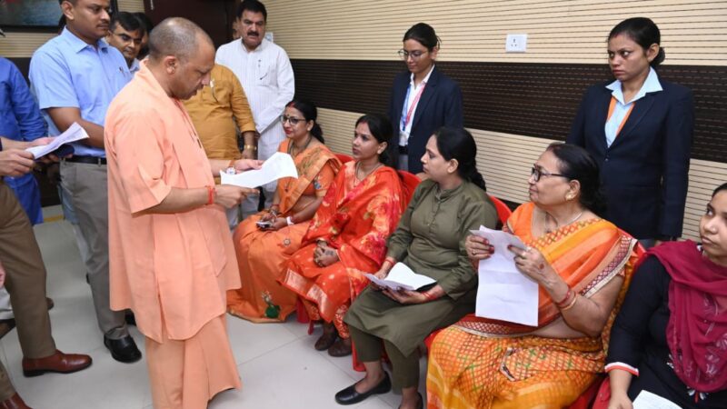काशी में पहली बार सीएम योगी का जनता दर्शन, लोगों से सुनी समस्याएं