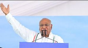 बेंगलुरु रैली में खरगे का पीएम मोदी पर हमला, वोट चोरी और चुनाव आयोग पर लगाए गंभीर आरोप