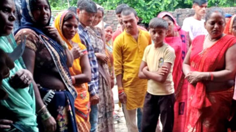 जौनपुर: पारिवारिक कलह से तंग मां ने बेटों संग खाया जहर, छह वर्षीय बेटे की मौत