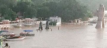वाराणसी में गंगा-वरुणा का बढ़ता जलस्तर, घाट जलमग्न; बस्तियों में बाढ़ का संकट गहराया