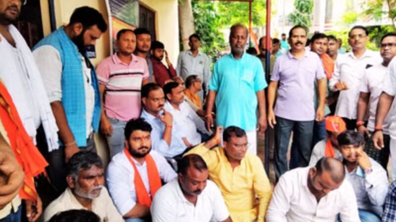 वाराणसी: BJP नेता से थाने में दुर्व्यवहार, कार्यकर्ताओं ने चितईपुर थाने पर किया धरना