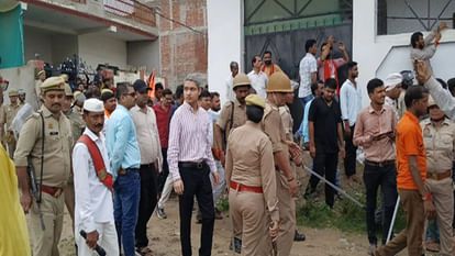 फतेहपुर में मंदिर-मकबरे विवाद पर बवाल, पथराव और तनाव के बाद भारी फोर्स तैनात