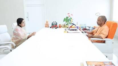 सपा से निष्कासन के बाद विधायक पूजा पाल ने की सीएम योगी से मुलाकात, भाजपा में शामिल होने की अटकलें तेज