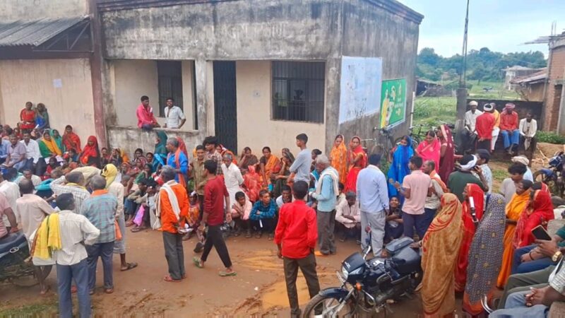 खाद संकट से परेशान किसान, म्योरपुर में घंटों लाइन में लगने के बाद भी नहीं मिला उर्वरक