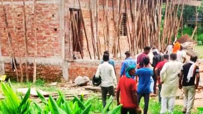 निर्माणाधीन मकान का छज्जा गिरा, मजदूर की दबकर मौत – परिजनों ने शव रखकर किया प्रदर्शन