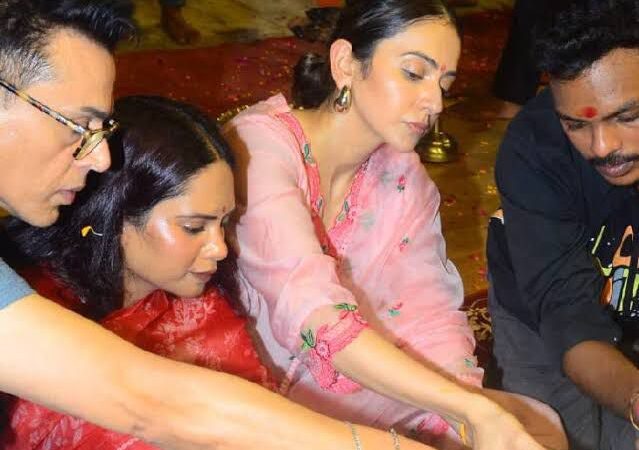 गंगा आरती में शामिल हुईं अभिनेत्री रकुल प्रीत सिंह, मां गंगा और बाबा विश्वनाथ से मांगा आशीर्वाद