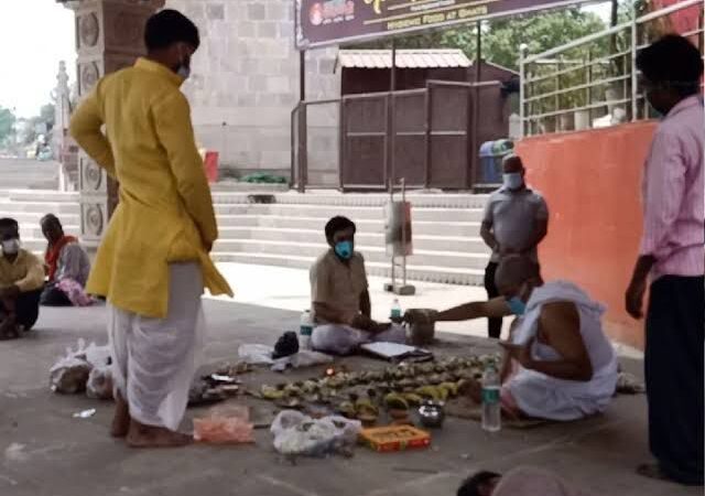 अस्सी घाट पर पिंडदान को लेकर दो पक्षों के पंडितों में भिड़ंत, हाथापाई तक पहुंचा विवाद