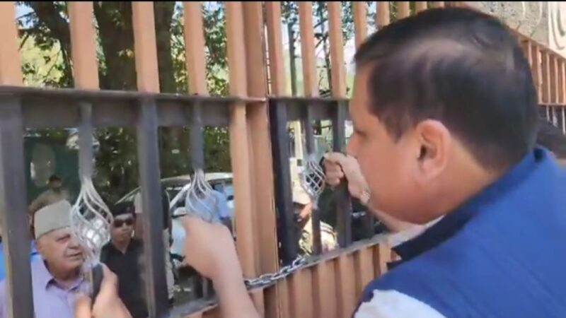 AAP विधायक की गिरफ्तारी पर बवाल: श्रीनगर में नजरबंद हुए संजय सिंह, फारूक अब्दुल्ला ने की मुलाकात