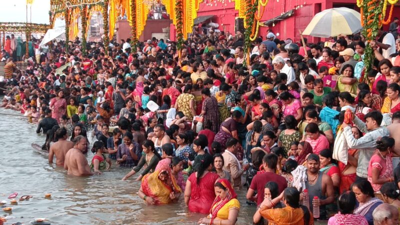 कार्तिक पूर्णिमा पर काशी में उमड़ा जनसागर — श्रद्धालुओं ने गंगा में लगाई आस्था की डुबकी