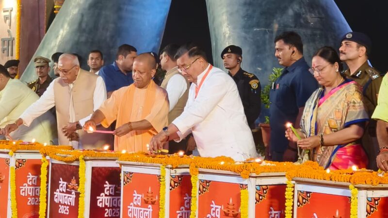 मुख्यमंत्री के दीपक जलाते ही पूरा गंगा घाट असंख्य दीयों से हुआ जगमग