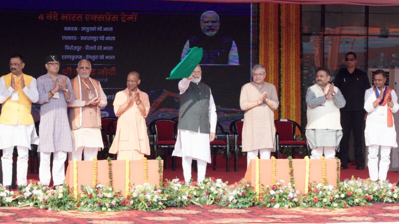 पीएम मोदी ने काशी से दी चार वंदे भारत ट्रेनों की सौगात — बोले, ‘ये नई पीढ़ी के भारत का प्रतीक हैं’
