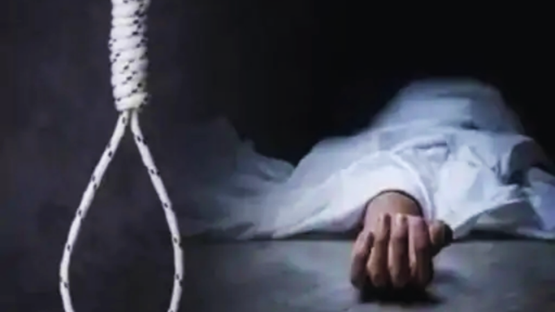 सोनभद्र में मां ने जलते चूल्हे में फेंका 10 माह का बेटा, फिर लगाई फांसी — गांव में मातम का माहौल