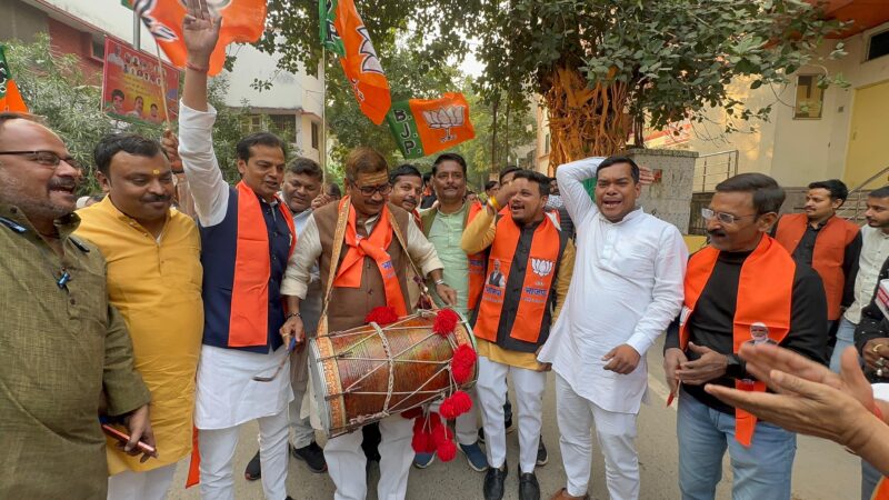 एनडीए की प्रचंड जीत पर विधायक डा. नीलकंठ तिवारी ने बिहारवासियों को अंगवस्त्र पहनाकर किया अभिनन्दन