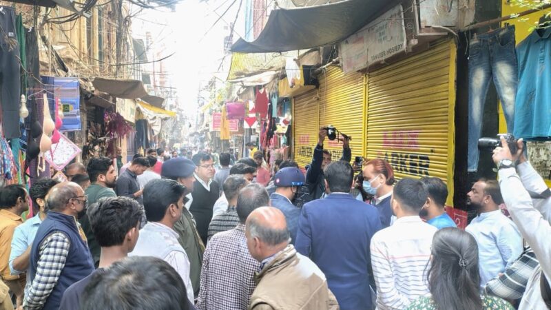 दालमंडी चौड़ीकरण पर विवाद: दुकानदारों और महिलाओं के विरोध के बाद ध्वस्तीकरण टीम वापस लौटी