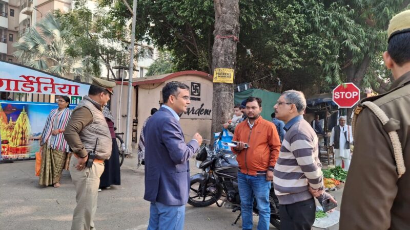 जिलाधिकारी ने एस आई आर कार्यों का किया औचक निरीक्षण