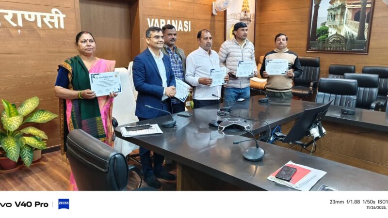 समय से कार्य पूर्ण करने पर जिलाधिकारी ने 6 बूथ लेवल अधिकारियों को किया सम्मानित