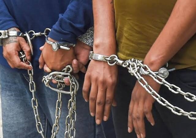 लोन दिलाने के नाम पर 10 करोड़ की ठगी: दो सगे भाई गिरफ्तार, 100 से अधिक लोग शिकार—70% पुलिसकर्मी