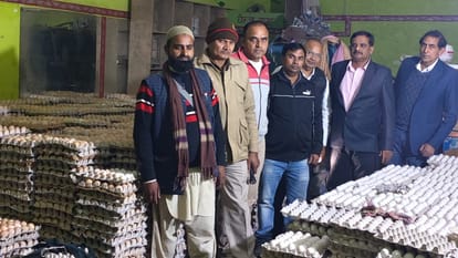 मुरादाबाद में फर्जी देसी अंडा फैक्ट्री का भंडाफोड़, हजारों रंगे हुए अंडे जब्त