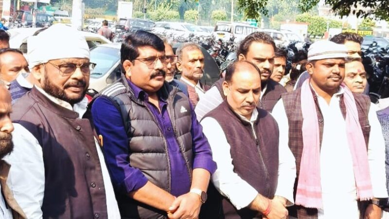 वाराणसी में SIR की तारीख बढ़ाने की मांग तेज—कांग्रेस-सपा का कलेक्ट्रेट पर प्रदर्शन, चुनाव आयोग को भेजा ज्ञापन