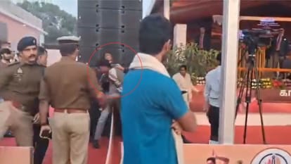 वाराणसी में सीएम योगी की सुरक्षा में बड़ी चूक, शराबी युवक मंच तक पहुँचा; कमांडोज़ ने पकड़ा