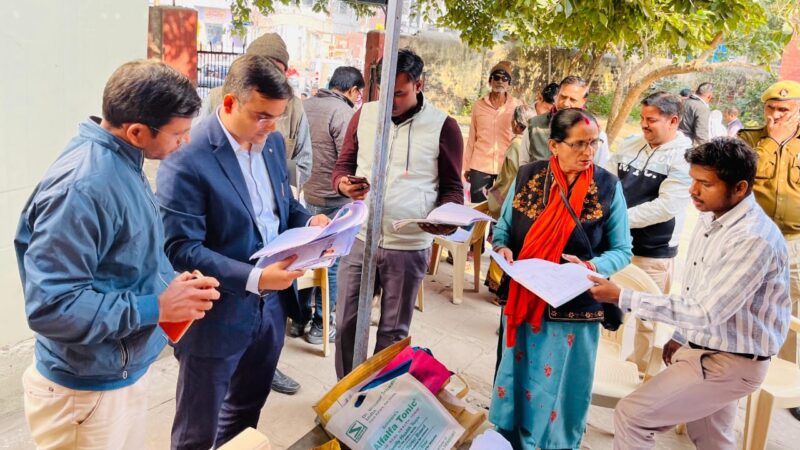 SIR में एक से अधिक गणना प्रपत्र भरे तो भारी जुर्माना के साथ ही होगी जेल की सजा, डीएम ने किया औचक निरीक्षण