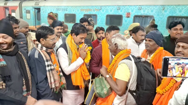 तमिलनाडु से आया तीसरा दल, डमरू वादन और पुष्पवर्षा के बीच लेखकों का हुआ भव्य स्वागत