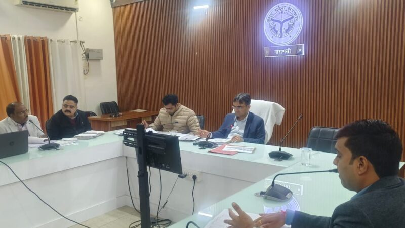 विकास में लापरवाही या उदासीनता स्वीकार्य नहीं, समीक्षा बैठक में बोले जिलाधिकारी