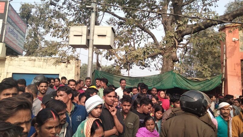 दर्दनाक हादसा: जेसीबी से कुचलकर 8 वर्षीय बच्चे की मौत, सुंदरपुर चौराहे पर चक्का जाम