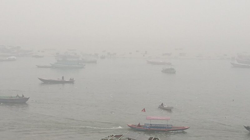 वाराणसी में शीतलहर का असर, ठंड और कोहरे के चलते 12वीं तक के स्कूलों का समय बदला