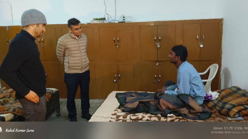 कड़ाके की ठंड में  लोगों का हाल जानने सड़क पर उतरे डीएम, रैन बसेरों का भी किया निरीक्षण