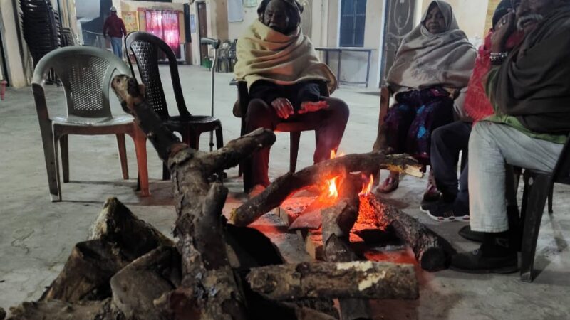 ठंड से निपटने के लिए नगर निगम ने 3 सौ स्थानों पर की अलाव जलाने की व्यवस्था