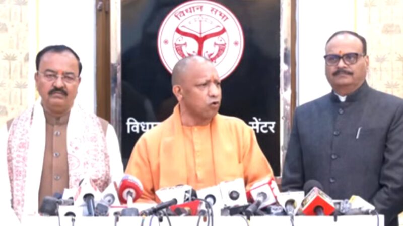 जहरीले कफ सिरप कांड पर सीएम योगी का सपा पर हमला, बोले—जांच में दूध का दूध, पानी का पानी हो जाएगा