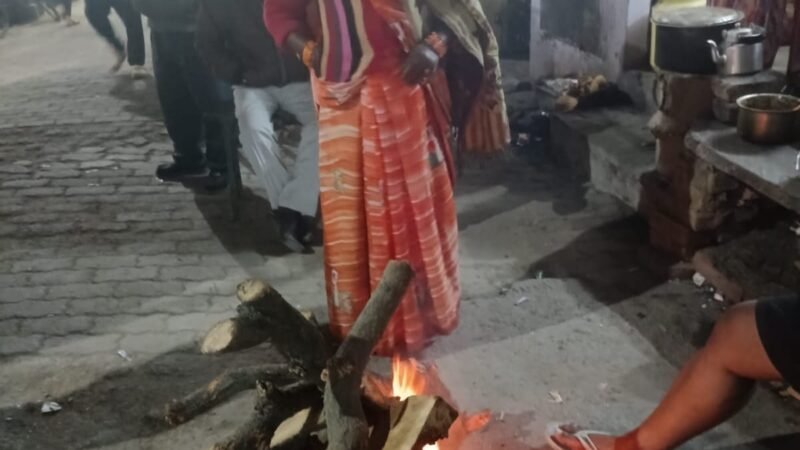 वाराणसी में घने कोहरे का कहर, दृश्यता 10 मीटर से नीचे, ठंड और गलन बढ़ी