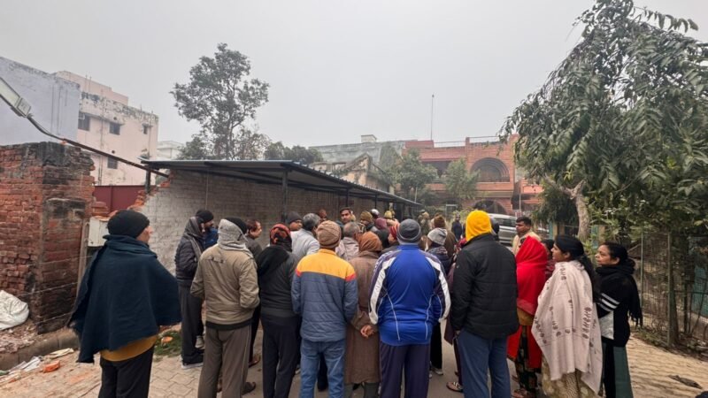 महमूरगंज में कालोनी की दीवार तोड़े जाने से लोगों में आक्रोश, पुलिस की कार्यप्रणाली पर उठाए गंभीर सवाल