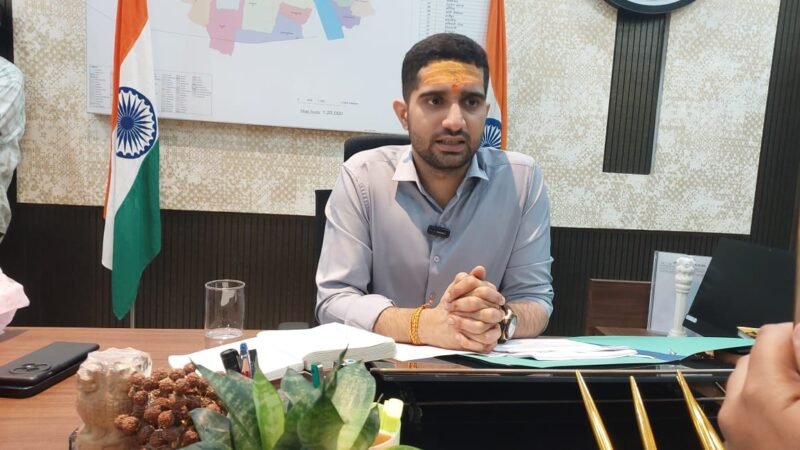 शहर में गंदगी फैलाने वालों से सख्ती से जुर्माना वसूलने के निर्देश